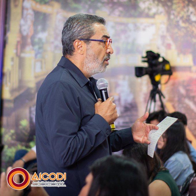 Jorge Camacho durante una conferencia
