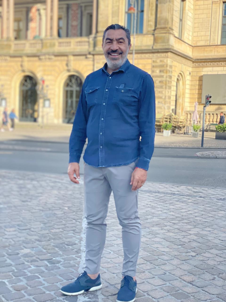Jorge Camacho durante una visita profesional