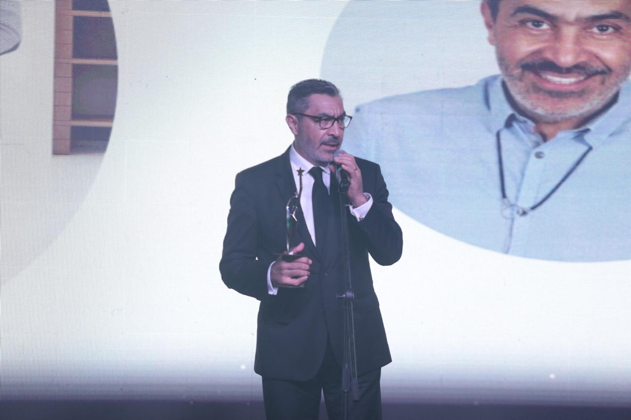 Jorge Camacho recibiendo un reconocimiento